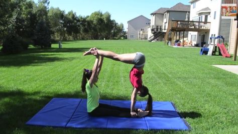 Love this easy acro stunt Two People Stunts, Two Man Stunts, Fun Stunts, Acro Stunts, Partner Tricks, Gymnastics Stunts, Two People Yoga Poses, 2 Person Stunts, Acro Yoga Poses