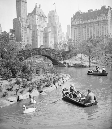 love how central park looked back in 1933 Photo New York, Nyc History, Central Park Nyc, New York Vintage, New York Pictures, Nyc Park, New York City Travel, History Pictures, History Photos