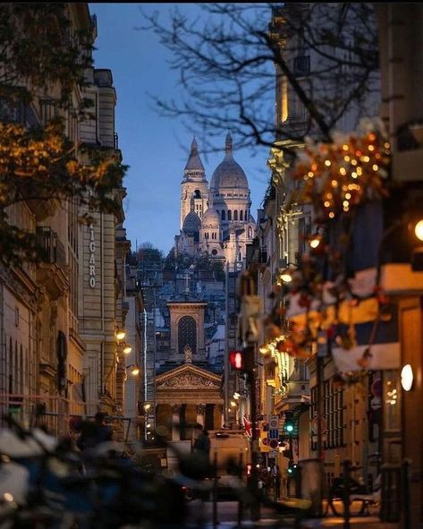 Les Frenchies - Paris Travel Tips | Magnifique 😍 Montmartre,Paris 🇫🇷 | Facebook Paris Night Aesthetic, Place Du Tertre, Evening Photo, Paris Architecture, Paris Travel Tips, Montmartre Paris, Parisian Life, Paris Aesthetic, Paris At Night