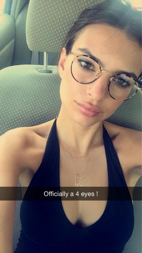 Emily Ratajkowski's new glasses Emily Ratajkowski Style, Glasses Inspiration, Trendy Glasses, Fashion Eye Glasses, New Glasses, Wearing Glasses, Foto Art, Emily Ratajkowski, Girls With Glasses