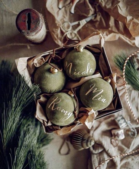 Christmas Ornaments 2023 Trends, Christmas Trends 2023/24, Christmas 2023 Trends Decoration Colors, Boho Christmas Aesthetic, 2023 Christmas Trends, Organic Christmas Decor, Farmhouse Interior Design Ideas, Modern Home Decor Ideas, Garden Nails