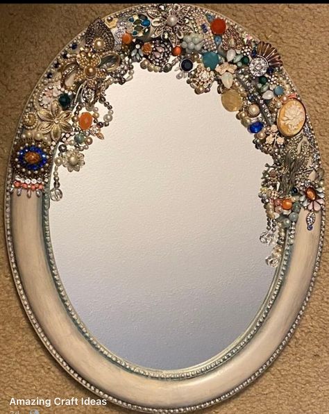 How To Display Old Broaches, Beaded Mirror Frame, Embellished Mirrors Diy, Crafts With Mirrors, Picture Frame Embroidery, Broken Jewelry Crafts, Broach Ideas, Decorated Mirror, Plain Mirror