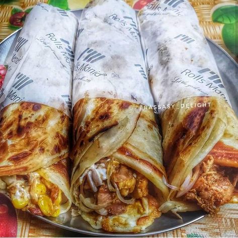 Chicken Roll Snapchat Story, Sharma Recipe, Indian Street Food Snap, Sharma Food, Indian Food Items, Indian Fast Food, Magic Food, Indian Food Photography, Bear Drawings