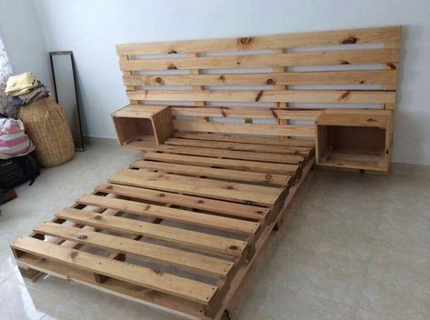 Camas Camas | Pallet furniture bedroom, Wood pallet beds, Diy pallet bed Wood Pallet Beds, Diy Pallet Bed, Pallet Furniture Designs, Western Bedroom Decor, Pallet Beds, Pallet Patio, Pallet Bed, Pallet Furniture Bedroom, Pallet Ideas