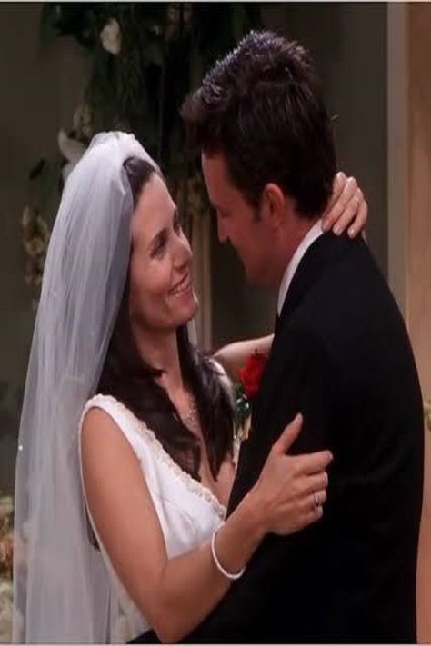 FRIENDS,5 most Beautiful pictures of MONDLER! Chandler Bing And Monica Geller, Jim And Pam, Chandler Friends, Lucy And Ricky, Friends Best Moments, Amy Santiago, Monica And Chandler, Friends Scenes, 90s Memories