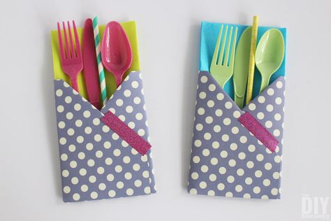 Crafting with Paper: DIY Utensil Holders! These little guys are so easy to make and they come in really handy at parties! Utensils Holder Diy, Diy Utensil Holder, Diy Utensils, Utensil Holders, Paper Craft Tutorials, Creative Scrapbook, Cutlery Holder, Diy Ikea, Diy Holder