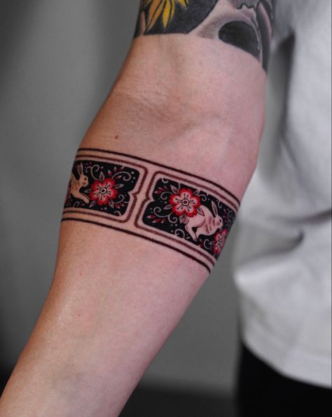 Blue Armband Tattoo, Traditional Band Tattoo, Japanese Arm Band Tattoos For Men, Cuff Tattoo Wrist, Tattoo Basic, Thigh Band Tattoo, Leg Band Tattoos, Arm Wrap Tattoo, Mother Tattoos For Children