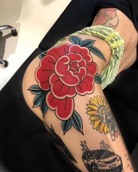 Traditional Hip Tattoo, Flower Hip Tattoos, Peach Tattoo, Wrist Tattoo Designs, Traditional Tattoo Sleeve, Hip Tattoos Women, Flower Tattoo Shoulder, Geniale Tattoos, Different Tattoos