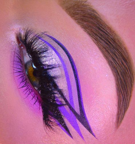 Julia Słonina | Makeup on Instagram: “💜Purple graphic liner💜 •BROWS: @goldenrosepolska eyebrow powder 104 @mysecret_official_pl wow eyebrow gel •EYES: @makeuprevolution…” Purple Eyeliner, Purple Graphic, Purple Eye Makeup, Eyebrow Powder, Rave Makeup, Graphic Eyeliner, Eye Makeup Designs, Graphic Liner, Powdered Eyebrows