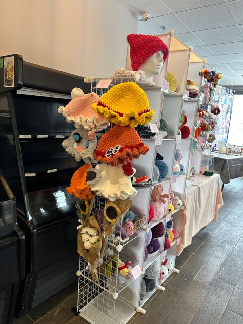 Hat dispay ideas Crochet Booth Display Ideas, Crochet Booth, Market Stands, Hat Display, Market Displays, Booth Display, Crochet Animals, Crochet Designs, Crochet Top