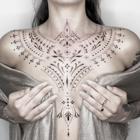 Henne Tattoo, Throat Tattoo, Inspiration Tattoos, Chest Tattoos For Women, Chest Piece Tattoos, Sternum Tattoo, Henna Tattoo Designs, Feminine Tattoos, Back Tattoos