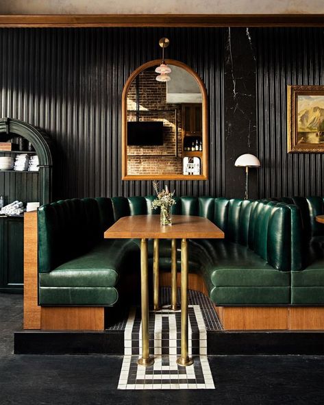 beautiful restaurant booth / green / marble / wood / wall texture Leather Banquette, Pub Interior, Restaurant Booth, Design Café, Restaurant Seating, Bar Interior Design, Booth Seating, Regal Design, Modul Sofa