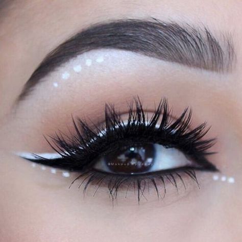 Best Eyeliner Styles 2020 - Top-Rated Black Eyeliner (paid link) You can get more details by clicking on the image. Boho Festival Makeup, Coachella Make-up, Music Festival Makeup, Soft Wedding Makeup, Coachella Makeup, Soft Updo, Witney Carson, Make Up Designs, Soft Wedding