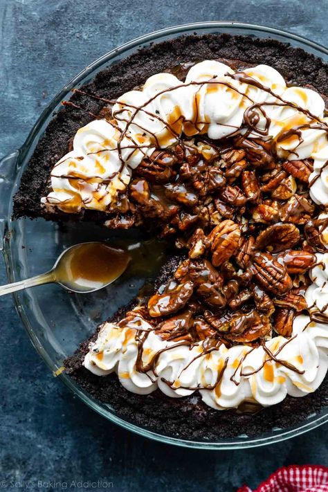 This is a rich, indulgent caramel turtle fudge brownie pie on an Oreo cookie crust. Filled with pecans, chocolate chips, homemade brown sugar caramel sauce, and topped with more pecans, caramel, and whipped cream. Dessert recipe on sallysbakingaddiction.com Turtle Brownie, Brownie Pie Recipe, Fudge Brownie Pie, Turtle Pie, Turtle Brownies, Brownie Pie, Fun Thanksgiving Desserts, Oreo Cookie Crust, Sally's Baking