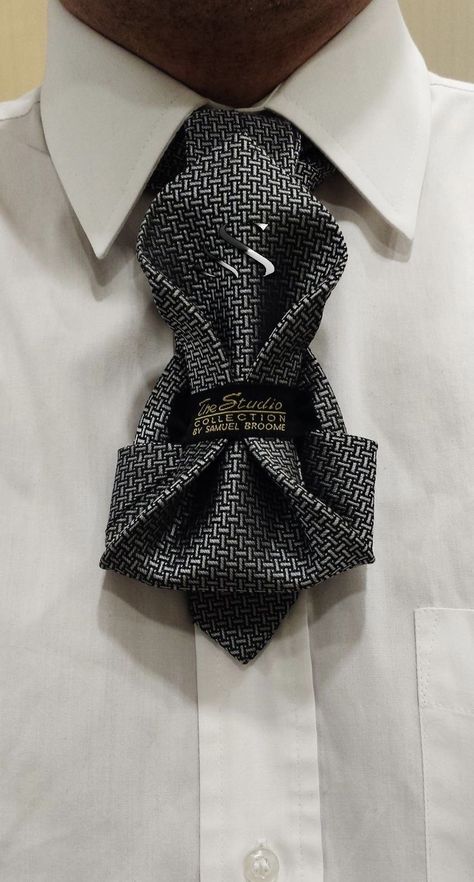 Ascot Outfits, Necktie Crafts, Tie Ideas, Neck Tie Knots, Tie For Women, Ways To Wear A Scarf, Mens Fashion Inspiration, Tie Styles, Clothing Hacks