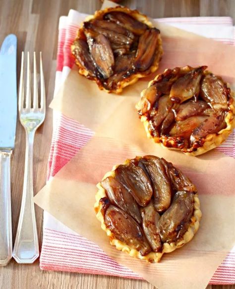 Mini Shallot Tart Tatin Recipe — Eatwell101 Mini Tarts Savory, Shallot Tart, Sophisticated Appetizers, Asian Food Appetizers, Chicken Appetizer Recipes, Summer Appetizer Recipes, Tart Tatin, Tarte Tatin Recipe, Potato Appetizers