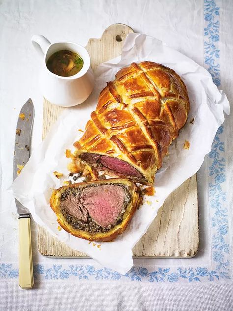 Beef Wellington recipe by Mary Berry on House & Garden. A dinner party recipe idea for a dinner party menu. Citron Recept, Wellington Recipe, Traditional Christmas Dinner, Mojito Recept, Mary Berry Recipe, Beef Wellington Recipe, Beef Fillet, Mushroom Gravy, British Baking