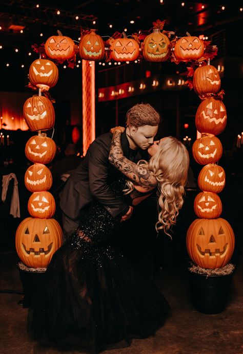 Michael Myers Wedding, Spooky Wedding Reception, Halloween Party Wedding, Horror Themed Wedding Ideas, Horror Wedding Ideas, Rustic Halloween Wedding, Horror Theme Wedding, Halloween Wedding Ideas Decoration, Halloween Reception Ideas