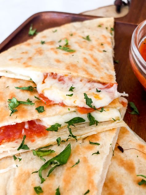 A quesadilla stuffed with cheese and pepperoni. Don’t like pepperoni pizza? Make a pineapple and ham pizza, veggie pizza, or meat lovers quesadilla Low Calorie Quesadilla Recipes, Low Calorie Pizza Recipes, Low Calorie Quesadilla, Quick Low Calorie Dinner, Quesadilla Dip, Fresh Mozzarella Recipes, Healthy Quesadilla Recipe, Pizza Veggie, Fresh Mozzarella Recipe