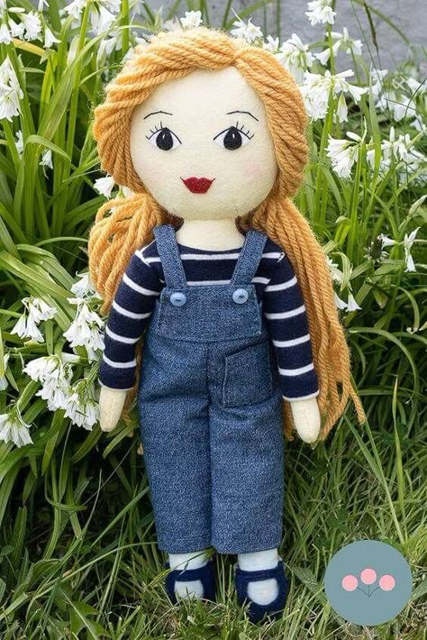 These Adorable DIY Dolls that you can Make Yourself are the perfect gift for a little girl or boy you know! Don't forget to make clothes & accessories to match! Rag Doll Hair, Handmade Dolls Patterns, Rag Doll Tutorial, Diy Rag Dolls, Fabric Doll Pattern, Doll Making Tutorials, Doll Patterns Free, Diy Dolls, Cadeau Parents