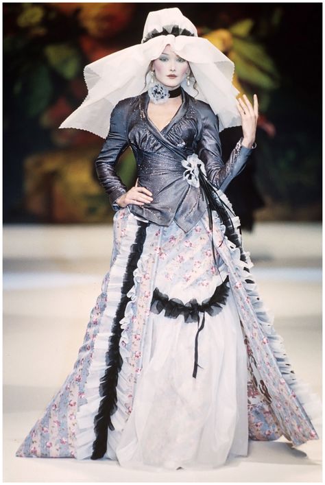 Vivienne Westwood, 1995 Glided Glamour, Gilded Glamour, Punk Mode, Vivienne Westwood Fashion, Hot Couture, Gala Themes, Runway Fashion Couture, Prada Spring, Carla Bruni