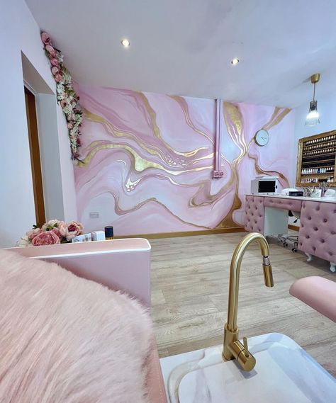 Pink And Gold Lash Room, Make Up Studio Interior Ideas, Pink Shop Interior, Makeup And Nail Studio Decor, Creative Salon Ideas, Cute Hair Salon Decor, Beauty Studio Decor Interior Design, Pink And Gold Salon Decor, Pink Nail Salon Decor