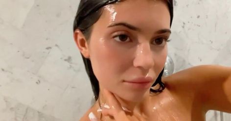 Kylie Jenenr, Instagram Display, Men In Shower, Most Important Things In Life, Shower Video, Weekend Aesthetic, Kylie Jenner Pictures, Stay Kind, Soaking Wet