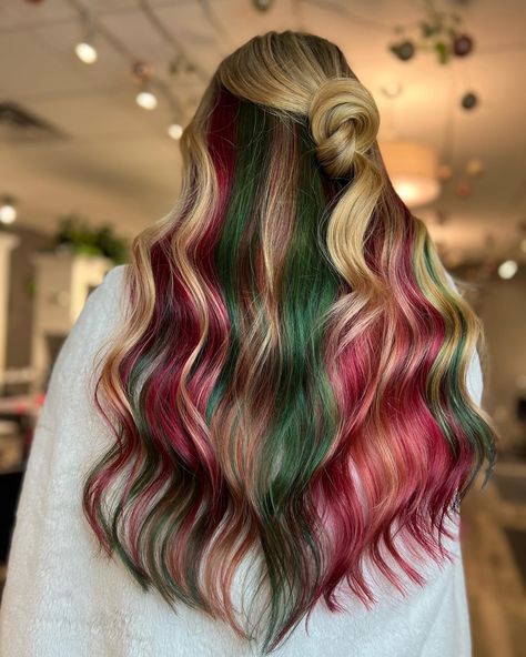 Christmas Hair Color Ideas, Christmas Hair Color, Bold Highlights, Holiday Hair Color, Split Dyed Hair, Brown Curls, Hair Tint, Blonde Waves, Dark Blonde Hair