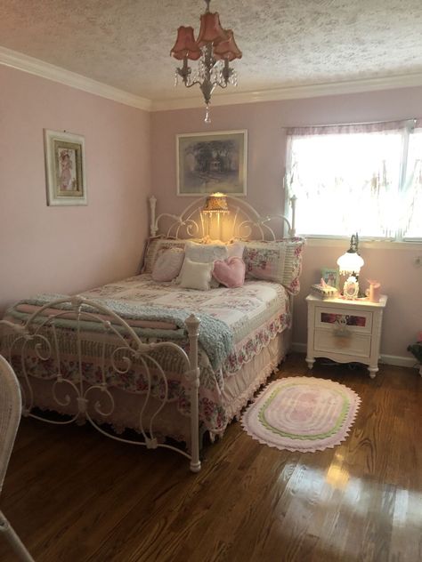 Rich Pink Bedroom, 1950s Room Aesthetic, Quilt Aesthetic Bedroom, Coquette Room Bed, 50s Aesthetic Room, Girly Vintage Bedroom, Small Pink Room, Coquette Vintage Room, 1940s Room