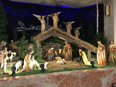 Christmas Nativity Scene Diy, Christmas Nativity Scene Display, Christmas Crib Ideas, Nativity Scene Diy, Jesus Decor, Nativity Scene Display, Crib Decoration, Christmas Chandelier, Christmas Crib