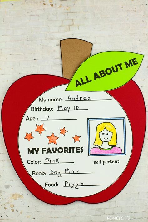 Apple Banner, Trendy Diys, Creative Classroom Decor, Back To School Crafts For Kids, All About Me Preschool Theme, Me Preschool Theme, All About Me Crafts, School Bulletin Board Ideas, School Art Activities