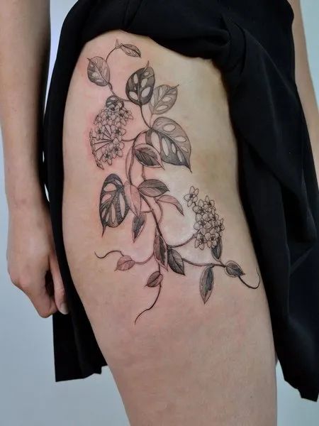 Plant Thigh Tattoo, Monstera Vine, Plant Tattoo Ideas, 34 Tattoo, Tattoo Bein Frau, Front Thigh Tattoos, Tattoo Pieces, Flower Vine Tattoos, Upper Thigh Tattoos