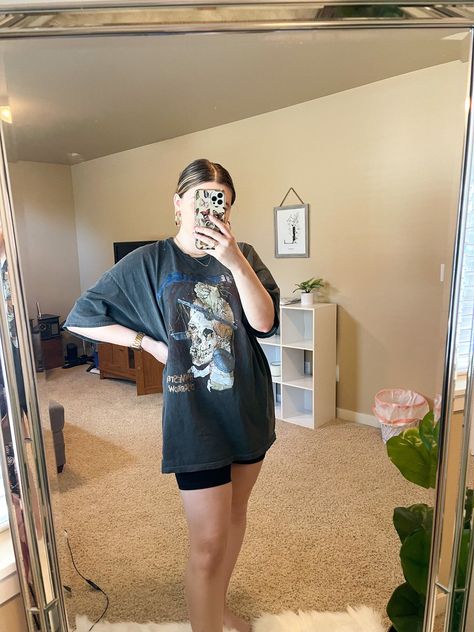 Band Tee Gym Outfit, Graphic Tee Outfit Midsize, Biker Shorts Outfit Midsize, Oversized Band Tee Outfits, Jia Aesthetic, Oversized Graphic Tee Outfits, Biker Outfits For Women, February Outfits, Oversized Tee Outfit