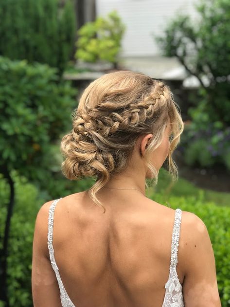 Prom Hairstyles Halter Dress, Hair Styles For Backless Dress Prom, Updos For Short Hair Prom, Prom Hairstyles Open Back Dress, Hairstyles For Dresses With Open Back, Prom Hair For Open Back Dress, Backless Dress Hairstyles, Abi Ball, Grad Hair