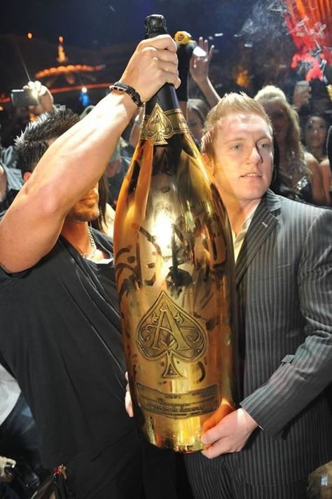 World’s largest bottle of Champagne – A 30L Armand de Brignac sold for $100,000 Hahahahaha right Most Expensive Wine, Don Perignon, Expensive Champagne, Armand De Brignac, Luxury Drinks, Cain Velasquez, Luxury Champagne, Alcohol Spirits, Champagne Brands