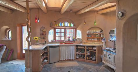 Super kitchen in cob. Love that bottled window arch. Cob House Kitchen, Cob Home, Cob House Interior, Cob House Plans, Sustainable Housing, Cob Building, Earth Bag Homes, Adobe Home, Earthship Home