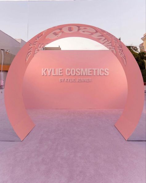 Kylie Pop Up Shop, Kylie Cosmetics Store, Beauty Bar Ideas, Launch Event Ideas, Event Entrance, Trajes Kylie Jenner, Kylie Baby, Store Design Boutique, Instagram Party