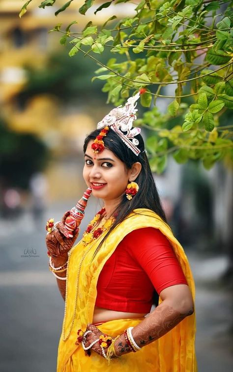 Bridal Outdoor Shoot, Bengali Bride Haldi Pose, Bengali Bride Haldi Look, Bengali Haldi Look, Bengali Wedding Photography, Haldi Pose, Haldi Shoot, Haldi Poses For Bride, Haldi Poses