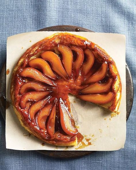 Pear Tart Tatin Recipe Upside Down Desserts, Pear Tarte Tatin, Tart Tatin, Tarte Tatin Recipe, Pear Tart, Caramel Desserts, Tart Dessert, Pear Recipes, French Dessert