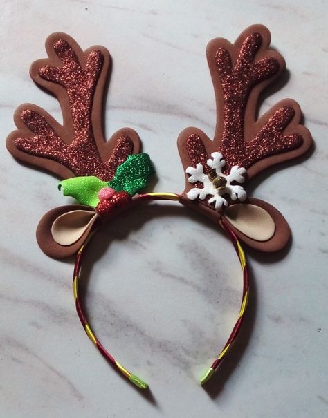 Celebra esta ocasión especial con estos lindos Cintillos Navideños. En @creacionesjenmarielst te ofrecemos estos pequeños detalles elaborados con Foamy. Christmas Headband Diy, Xmas Outfits, Christmas Headband, Under The Mistletoe, Fantasias Halloween, Diy Headband, Sewing Art, Hair Ornaments, Felt Christmas