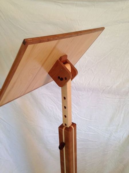 Wooden Music Stand, Cedar Wood Projects, Diy Standing Desk, Music Stands, Woodworking Basics, Wood Crafting Tools, Small Woodworking Projects, Music Stand, Diy Wood Projects Furniture