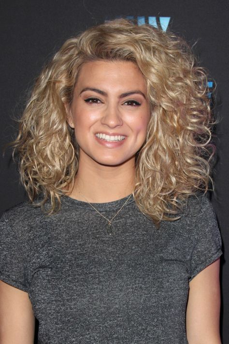 Tori Kelly's Hairstyles & Hair Colors | Steal Her Style Tori Kelly Hair, Tori Kelly, Curly Hair Photos, Curly Hair Types, Haircuts For Curly Hair, Scene Hair, Hair Photo, Short Curly Hair, Long Curly Hair