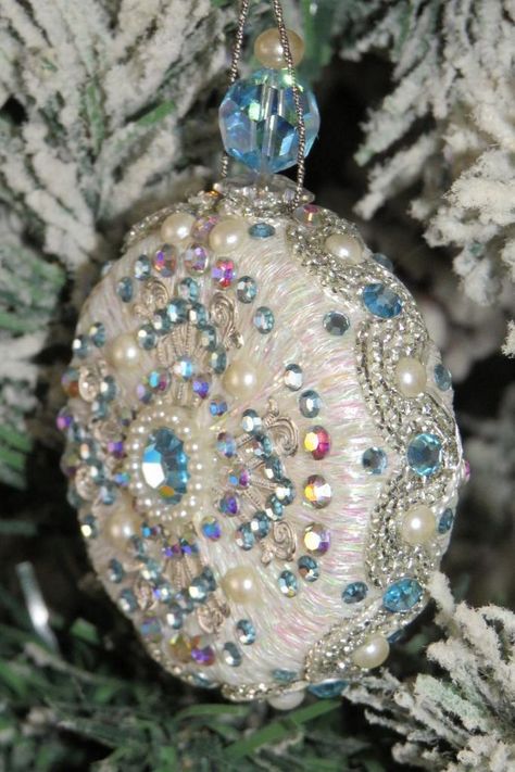 Christmas Ornaments Aesthetic, Crystal Ornaments Diy, Elegant Christmas Ornaments, Jeweled Christmas Ornaments, Iridescent Christmas, Future Christmas, Whimsical Crafts, Shabby Chic Christmas Ornaments, Fancy Christmas Ornaments