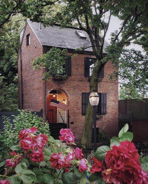 Cozy brick house Three Story Brick House, Small Brick Cottage, Cozy Brick House, Brick Cottage Exterior, Small Brick House, Cottage Homes Interior, Cottage House Exterior, Brick Cottage, German Houses