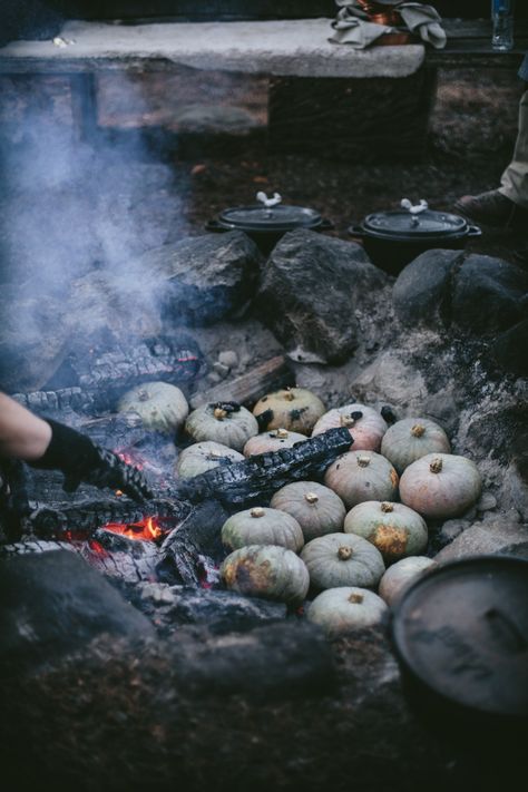 Adventures In Cooking, Live Fire Cooking, Fire Cooking Ideas, Wood Fire Cooking, Cooking On Fire, Cooking In Nature, Secret Supper, Cooking Over Fire, Fire Pit Cooking