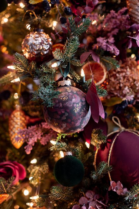 Wine Colored Christmas Tree, Burgundy Ornaments Christmas Trees, Burgundy And Champagne Christmas Tree, Maroon And Gold Christmas Tree, Burgundy And Pink Christmas Tree, Pink And Burgundy Christmas Tree, Flowers In Christmas Tree, Pink And Burgundy Christmas, Maroon Christmas Tree