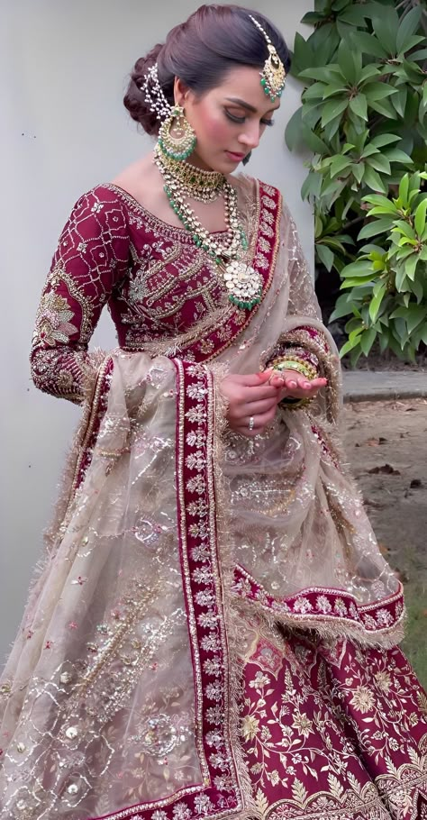 Luxury Outfit Ideas, Pakistani Bridal Hairstyles, Accessories Tips, Contouring Techniques, Luxury Outfit, Jewelry Formal, Jewelry Layering, Latest Bridal Lehenga, Natural Makeup Look