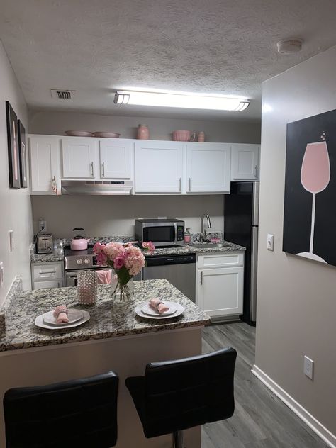 Apartment Decorating Cozy Kitchen, Canopy Bed Decorating Ideas Bedroom, Kitchen Ideas First Apartment, Kitchen Ideas Pink And White, Pink Kitchen Decor Apartment, Small Apt Ideas, Air Bnb Kitchen Ideas, Pink Apartment Aesthetic Kitchen, Baddie Kitchen Ideas