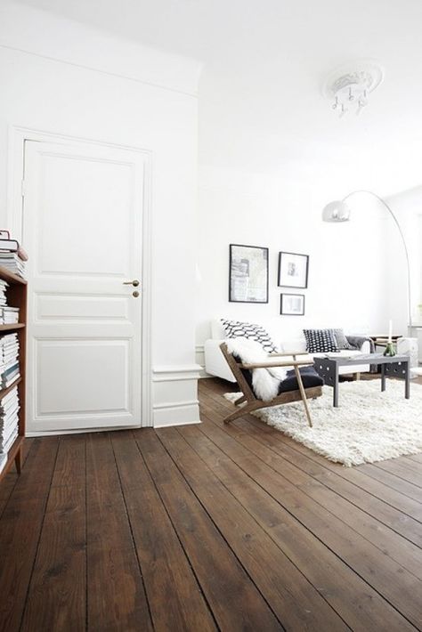 white walls and wood floors Dark Wood Floors, 아파트 인테리어, Lounge Decor, Design Del Prodotto, A Living Room, Wood Flooring, My New Room, Home Fashion, White Walls