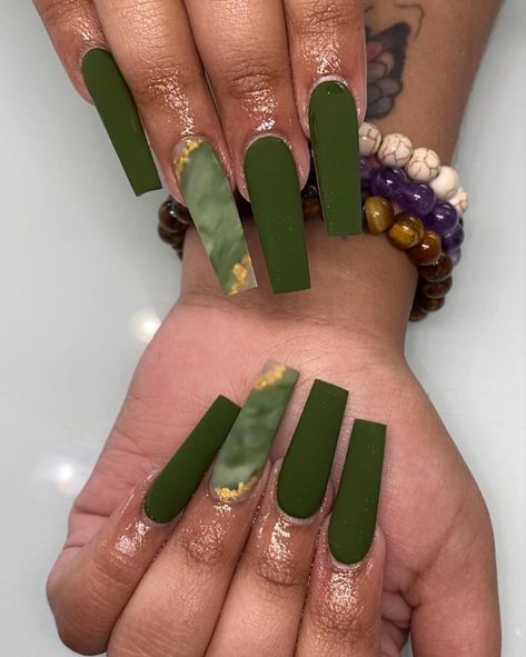 Acrylic Nails Green, Ratchet Nails, Nails With Gold, Green Acrylic Nails, Nagel Tips, Nails Green, Green Nail, Simple Acrylic Nails, Long Acrylic Nails Coffin